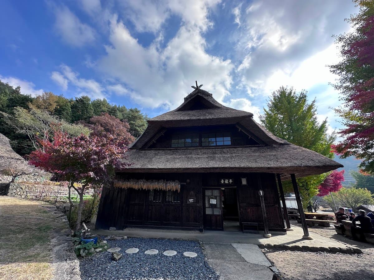 西湖 いやしの里根場 茅葺き屋根と富士山 の写真 3