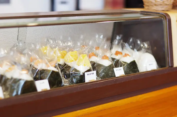 箱根 犬連れランチ DogHubのOMUSUBI & SOUP CAFE 愛犬と一緒に食事できる店内